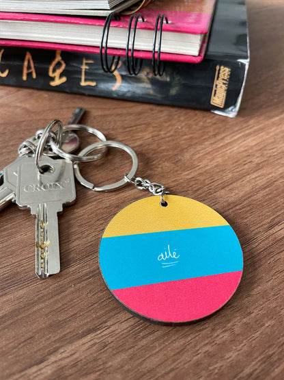 regalo corporativo llavero Colombia, llavero de madera Colombia, detalle empresarial llavero colombiano, llavero Colombia regalo viajero madera original, Colombian wooden keychain souvenir, llavero souvenir Colombia, regalo original llavero Colombia madera, llavero recuerdo Colombia, llavero artístico colombiano, llavero con diseño colombiano original, llavero turístico Colombia, llavero regalo colombiano.Ailé