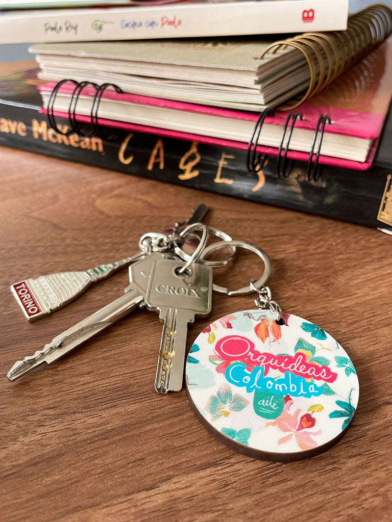 Llavero de madera,  con orquídeas colombianas  — Flores  — flor de mayo - flora y fauna con diseño de Colombia, llavero decorativo Colombia, regalo llavero colombiano viaje, llavero colombiano ilustrado, souvenir Colombia llavero turista, llavero regalo Día del Padre Colombia, souvenir llavero Colombia fauna diseño artístico, regalo corporativo llavero Colombia, llavero de madera Colombia.Ailé