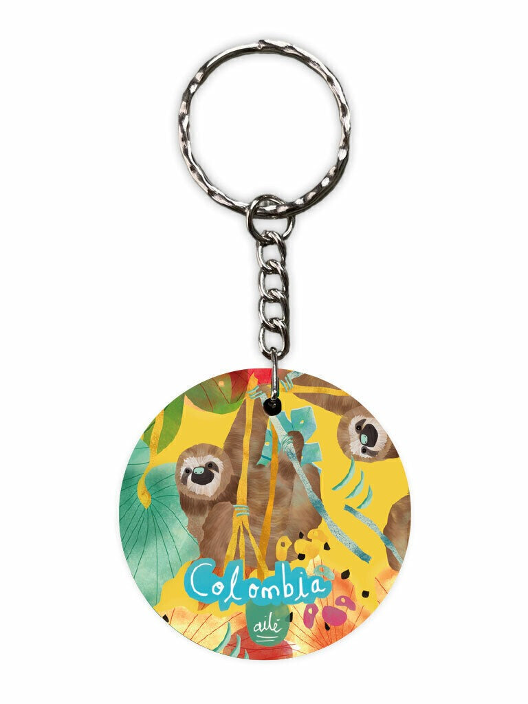 Llavero souvenir , con diseño de osos perezosos entre flores tropicales y selva tropical colombiana, souvenir de fauna tropical, perezoso colombiano, oso perezoso Colombia tropical, sloth Colombia souvenir, perezoso regalo Colombia, souvenir fauna colombiana perezoso, llavero de madera Colombia, detalle empresarial llavero colombiano, llavero Colombia regalo viajero madera original, Colombian wooden keychain souvenir, llavero souvenir Colombia, regalo original llavero Colombia madera, llavero recuerdo.Ailé