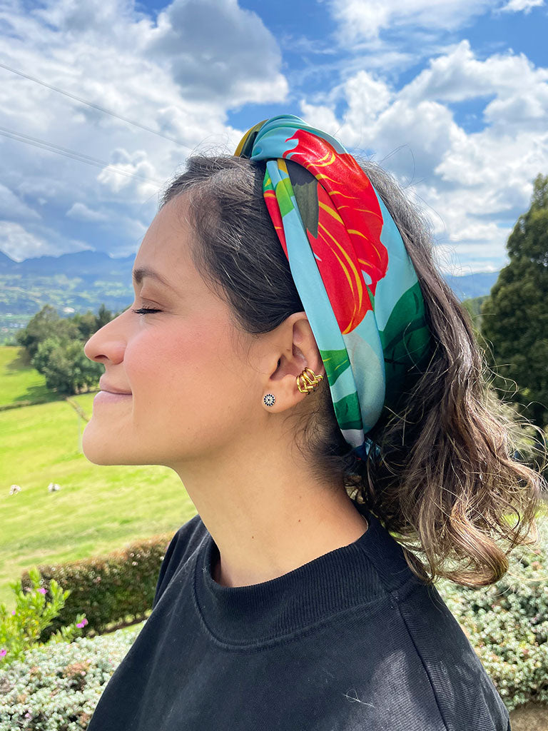 Peinados con pañoletas para la playa con diseño de colibrí es uno de los símbolos más icónicos de la biodiversidad colombiana, pañoleta regalo navidad colombiana, pañoleta larga ilustrada Colombia, detalle empresarial pañoleta Colombia, Colombian illustrated scarf, pañoletas de moda con ilustraciones, pañoleta cuello colombian, pañoleta bolso accesorio Colombia. Ailé