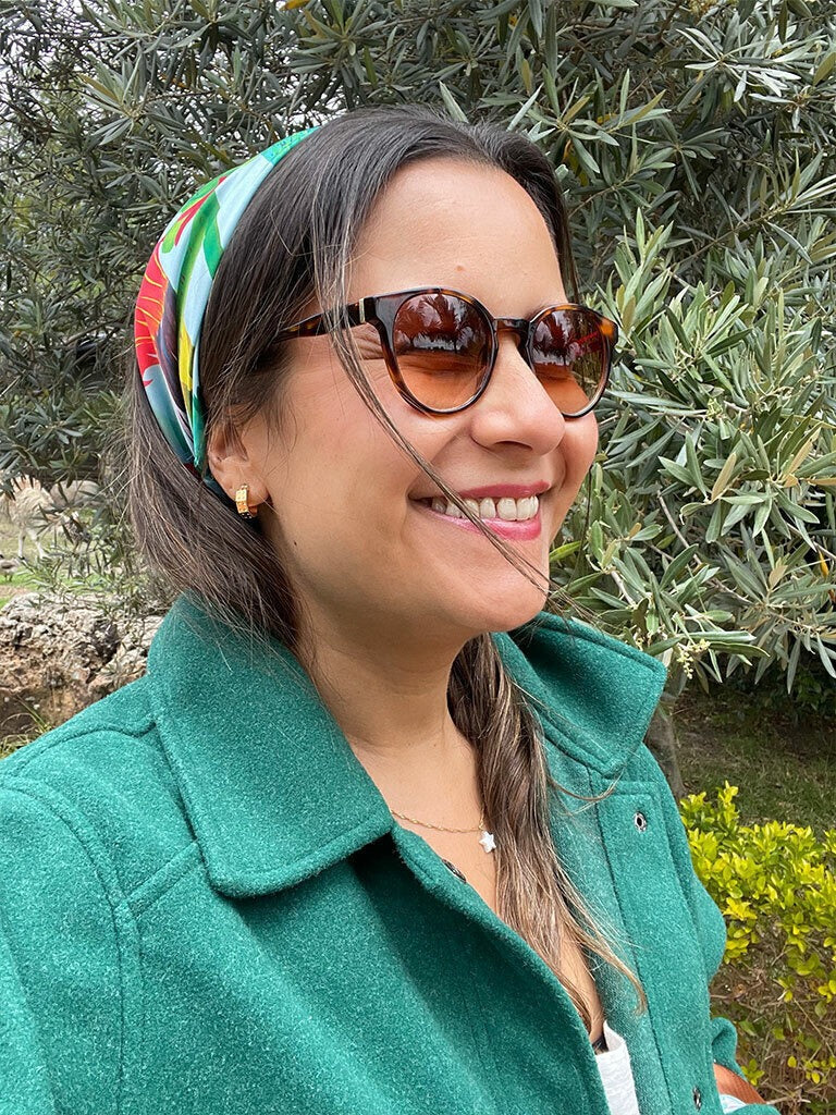 Pañoletas para el pelo look festival con ilustración de colibríes de Colombia, souvenir de fauna y flora tropical, aves de Colombia, fauna aviar colombiana, Colombia design scarf accessory, regalo corporativo pañoleta colombiana, pañoleta cuello fauna colombiana, souvenir Colombia accesorio viaje pañoleta, pañoleta cabeza Colombia, pañoleta mediana ilustrada Colombia, regalo pañoleta colombiana original, pañoleta multiusos ilustrada. Ailé