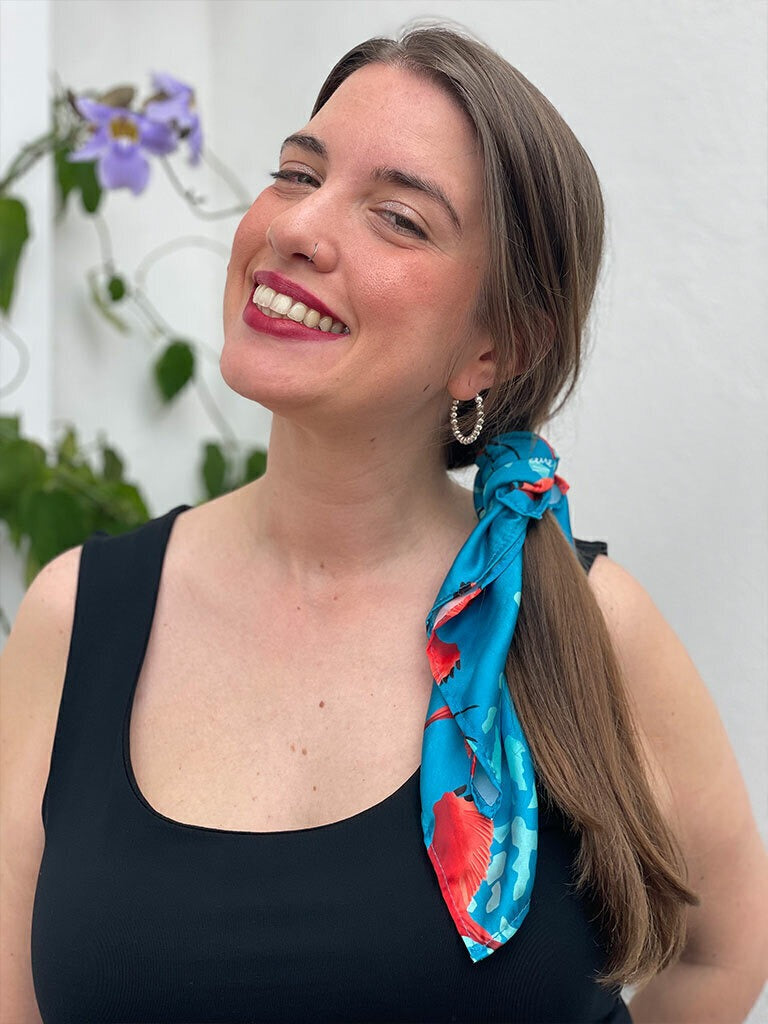 pañoletas para el pelo look colombiano fondo azul con diseño de corocoras colombianas en vuelo — aves rojas con patas largas y alas extendidas, pañoleta decorativa Colombia, bandanas de tela reciclada de plástico, pañoleta accesorio moda Colombia, pañoleta bolsillo Colombia, pañoleta pequeña ilustrada Colombia, souvenir y regalo accesorio Colombia, accesorio moda ecológico Colombia. Ailé