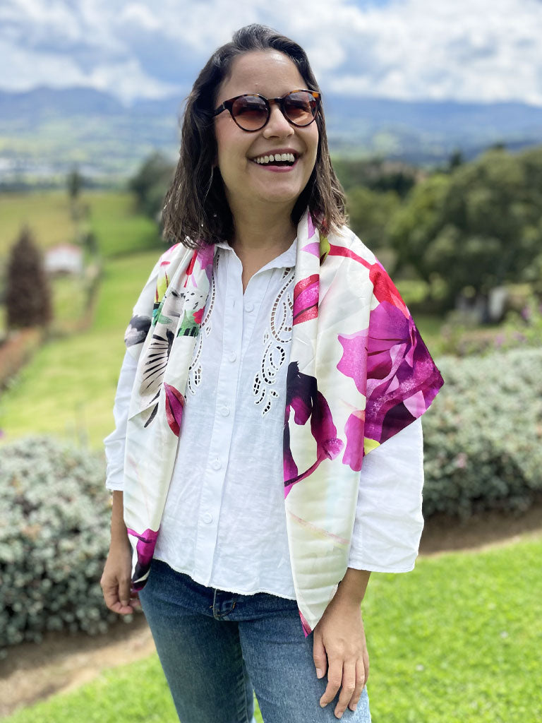 Modelo usando una pañoleta ecológica con diseño de colibríes, tipo chal - pañoleta regalo navidad colombiana, pañoleta larga ilustrada Colombia, detalle empresarial pañoleta Colombia, Colombian illustrated scarf, pañoletas de moda con ilustraciones, pañoleta cuello colombian, pañoleta bolso accesorio Colombia, Colombia design scarf accessory. Ailé