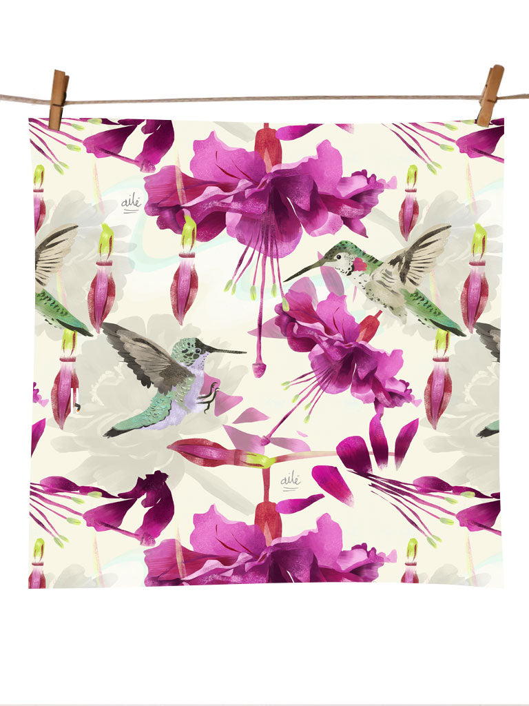 Detalle de pañoleta ecológica con diseño de colibríes colombianos y flores tropicales, gracias, orquídea, flores -  regalo colibrí colombiano, regalo Día de la Madre pañoleta Colombia, pañoleta grande ilustrada Colombia , pañoleta regalo mujer Colombia, pañoleta regalo Amor y Amistad Colombia, pañoleta cabello Colombia, pañoletas cuadradas grandes para hacer top souvenir Colombia pañoleta turista, regalo original mujer pañoleta Colombia. Ailé