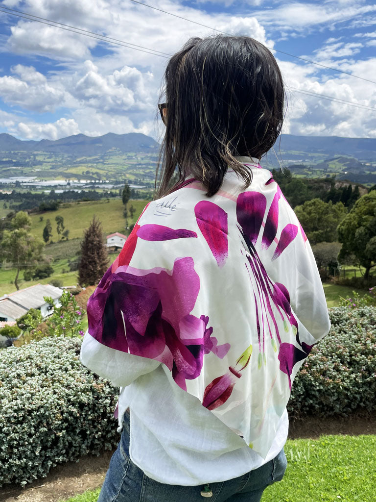 pañoleta accesorio moda Colombia ilustrado con colibríes colombianos entre flores tropicales fucsia, Colombia souvenir bandana illustrated, pañoleta decorativa Colombia, bandanas de tela reciclada de plástico, pañoleta accesorio moda Colombia, pañoleta bolsillo Colombia, pañoleta pequeña ilustrada Colombia, souvenir y regalo accesorio Colombia, accesorio moda ecológico Colombia. Ailé