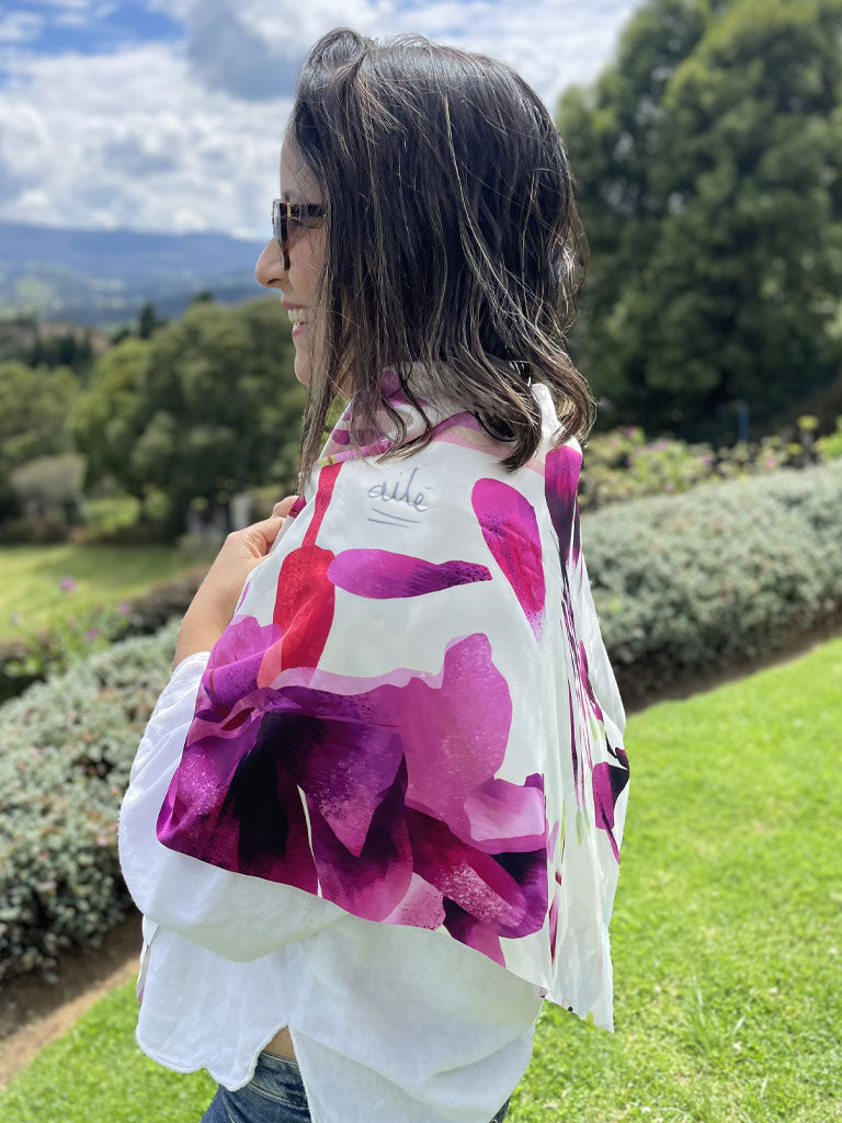 accesorios de moda resort sostenibles, regalo corporativo pañoleta colombiana, pañoleta cuello fauna colombiana, souvenir Colombia accesorio viaje pañoleta, pañoleta cabeza Colombia, pañoleta mediana ilustrada Colombia, regalo pañoleta colombiana original. Ailé