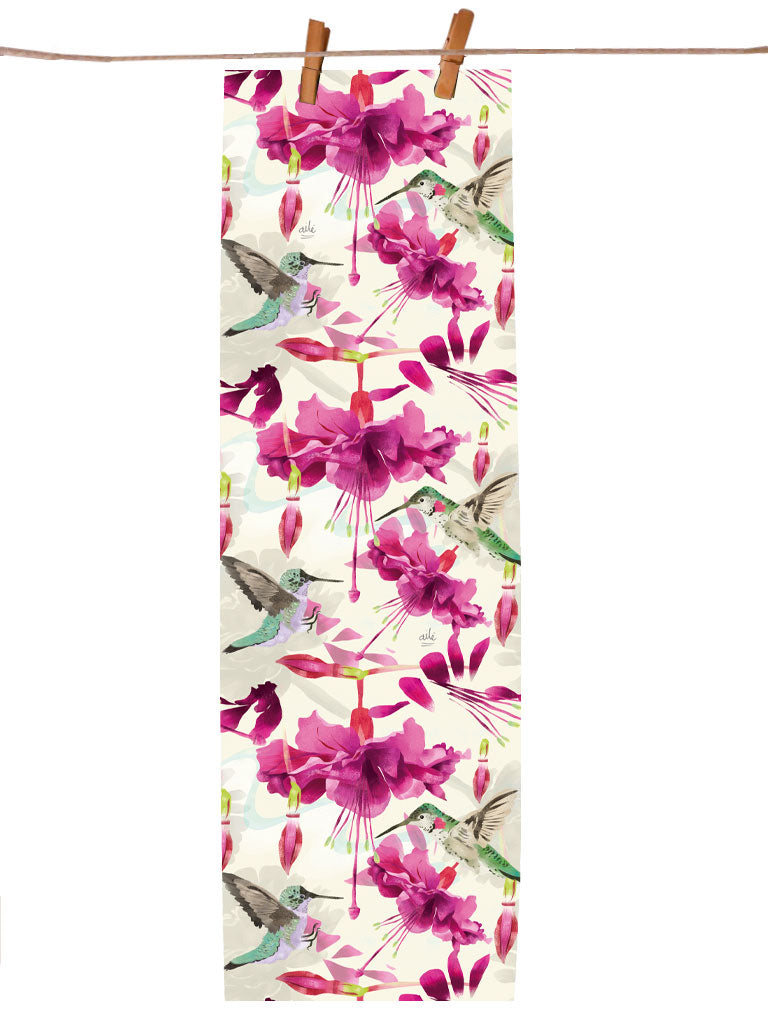 Pañoleta colombiana con ilustración botánica de colibríes de Colombia y flores — regalo original para amantes de la naturaleza, pañoleta multiusos ilustrada, regalo accesorio colombiano ilustrado, accesorio con identidad colombiana, pañoleta playera colombiana, pañoleta amarrada como blusa mujer, complementos de moda para viajeras colombia. Ailé