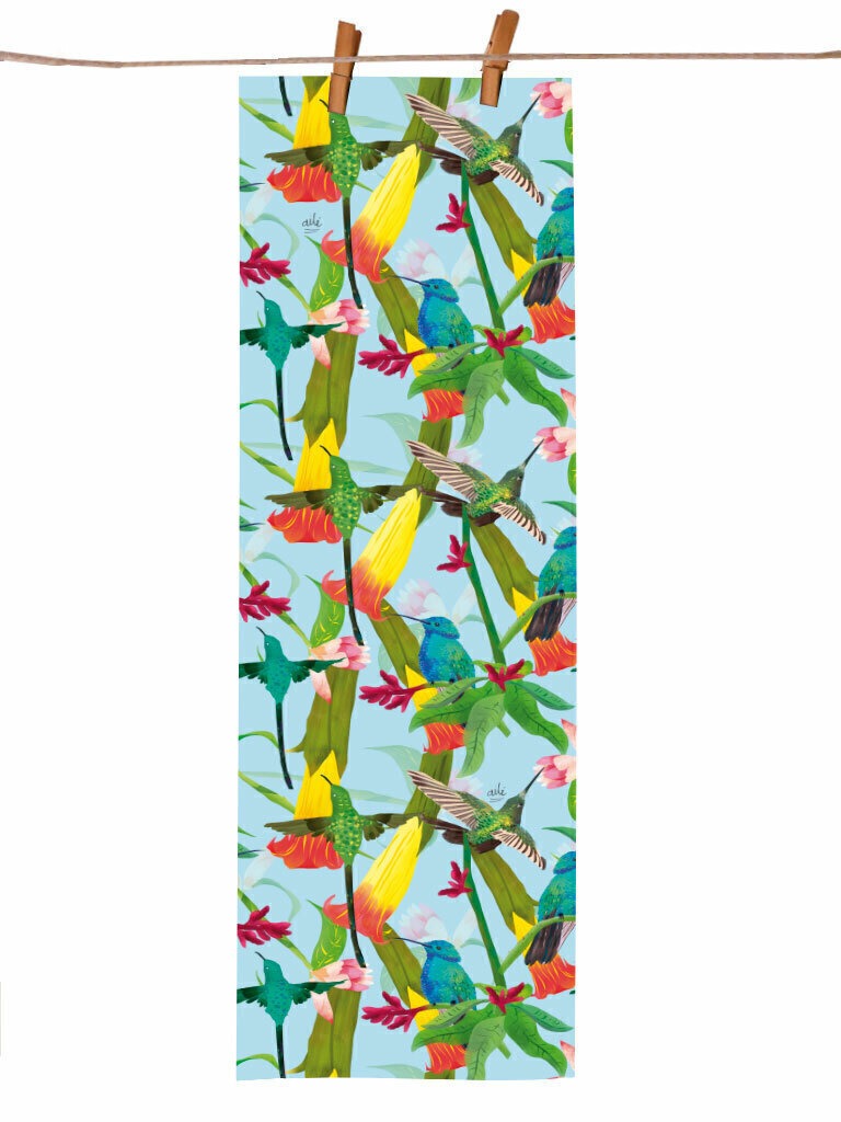 Pañoleta larga con ilustración botánica, Aves de Colombia Ilustradas, colibrí colombiano, colibríes de Colombia ilustrados, pañoleta accesorio moda Colombia, pañoleta bolsillo Colombia, pañoleta pequeña ilustrada Colombia, souvenir y regalo accesorio Colombia, accesorio moda ecológico Colombia. Ailé