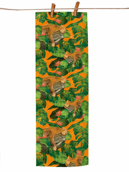 Pañoleta larga ecológica ilustrada con jaguares de Colombia en fondo naranja selvático. conocido como tigre o  tigre mariposo — souvenir biodiversidad colombiana, regalo jaguares Colombiano, Colombia souvenir bandana illustrated, pañoleta decorativa Colombia, bandanas de tela reciclada de plástico, pañoleta accesorio moda Colombia, pañoleta bolsillo Colombia, pañoleta pequeña ilustrada Colombia, souvenir y regalo accesorio Colombia, accesorio moda ecológico Colombia. Ailé