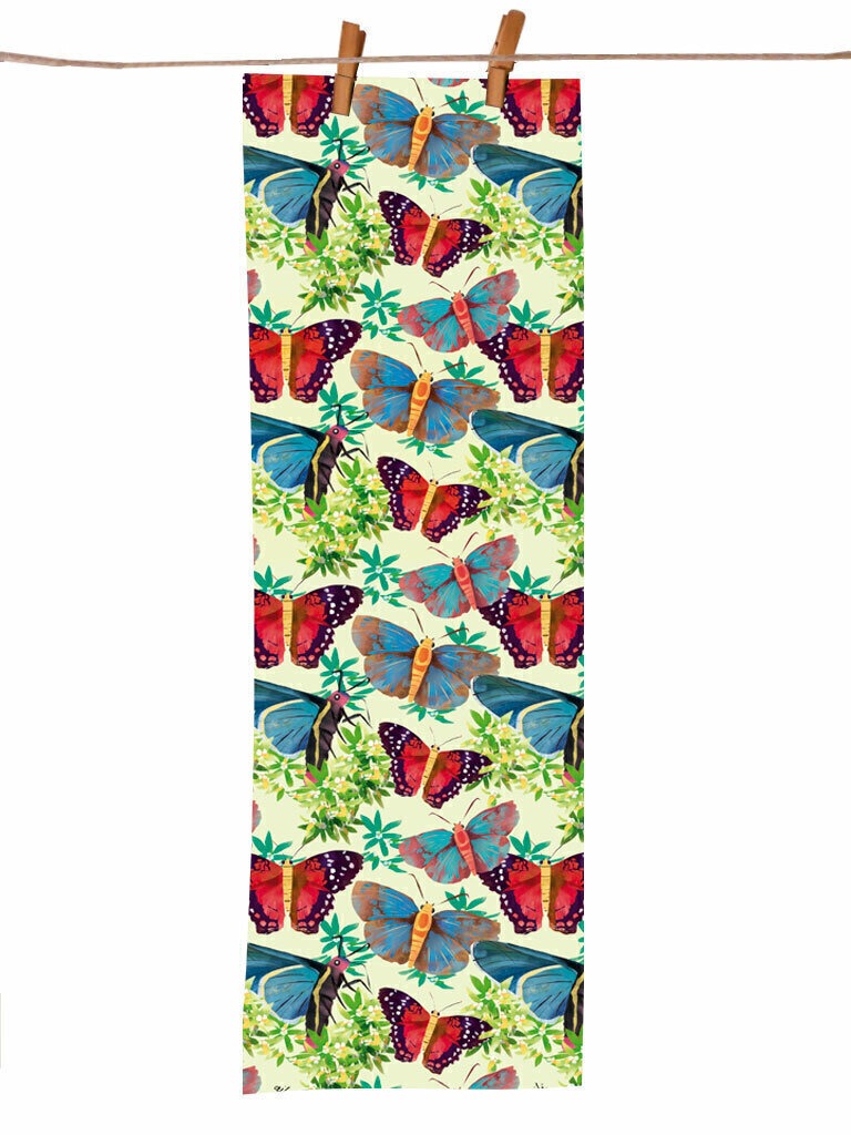 Pañoleta larga ilustrado con mariposas colombianas en azul y rojo, souvenir de biodiversidad, diseño original Ailé Colombia, estampado mariposas Colombia, diseño mariposas tropicales, pañoleta bolso accesorio Colombia, Colombia design scarf accessory, regalo corporativo pañoleta colombiana, pañoleta cuello fauna colombiana, souvenir Colombia accesorio viaje pañoleta, pañoleta cabeza Colombia, pañoleta mediana ilustrada Colombia, regalo pañoleta colombiana original, pañoleta multiusos ilustrada. Ailé