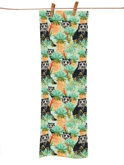 Pañoleta ilustrado con oso de anteojos y frailejones colombianos, flor del frailejón diseño original Ailé souvenir de fauna andina, oso de anteojos, especie endémica de los Andes de Colombia, pañoleta decorativa Colombia, bandanas de tela reciclada de plástico, pañoleta accesorio moda Colombia, pañoleta bolsillo Colombia, pañoleta pequeña ilustrada Colombia, souvenir y regalo accesorio Colombia, accesorio moda ecológico Colombia. Ailé