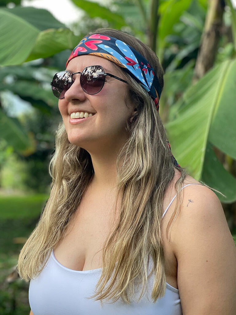 accesorios ilustrados para el cabello mujer con diseño de flores en forma de corazón, buena vibra, gracias - Flor emblemática en tonos rosas y azul, detalle empresarial pañoleta Colombia, Colombian illustrated scarf, pañoletas de moda con ilustraciones, pañoleta cuello colombian, pañoleta bolso accesorio Colombia, Colombia design scarf accessory, regalo corporativo pañoleta colombiana, pañoleta cuello fauna colombiana. Ailé