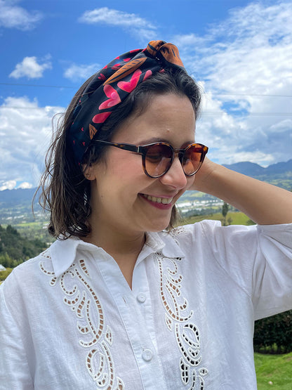 bandanas de tela ecologica para vacaciones con flor Colombia, love, pasión, pétalos, florales abstractos - regalo decorativo y souvenir de diseño colombiano, souvenir Colombia accesorio viaje pañoleta, pañoleta cabeza Colombia, pañoleta mediana ilustrada Colombia, regalo pañoleta colombiana original, pañoleta multiusos ilustrada, regalo accesorio colombiano ilustrado, accesorio con identidad colombiana, pañoleta playera colombiana. Ailé