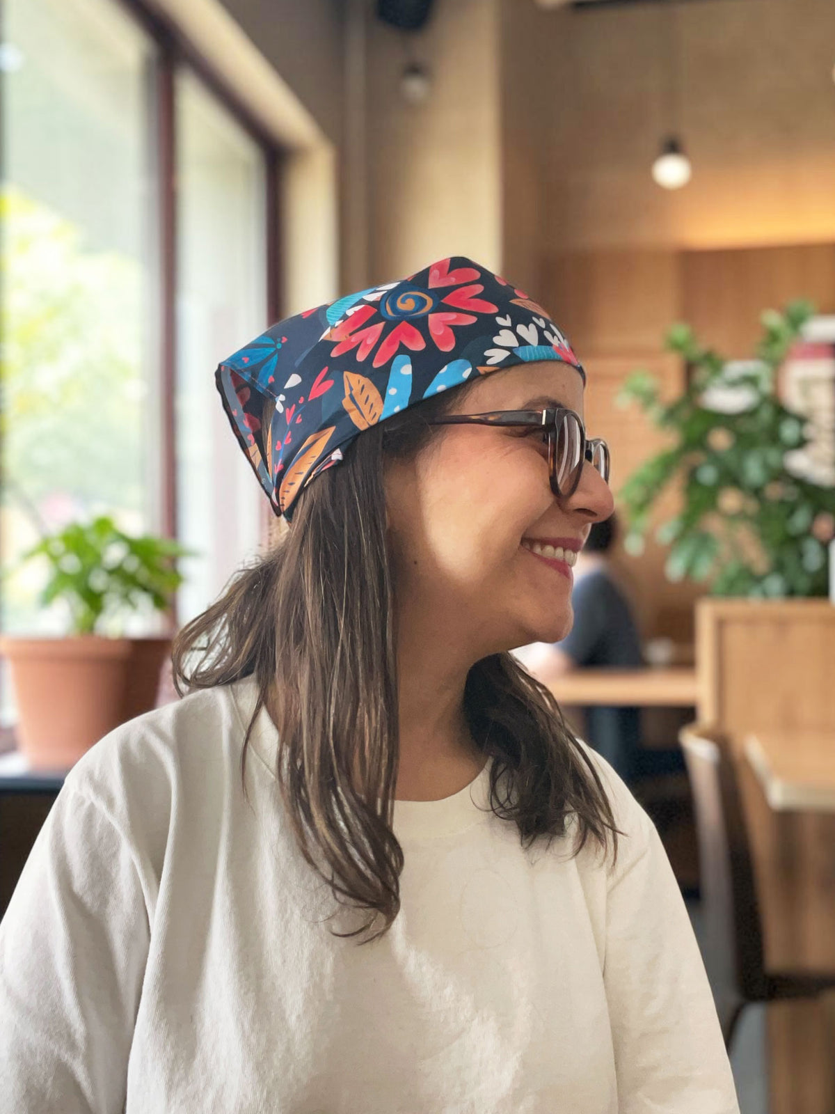 accesorio con diseño colombiano, pañoleta floral cabeza Colombia,, pañuelo para el pelo diseño colombiano, turbante pañoleta floral colombiana, accesorio cabello flores Colombia, pañoleta bandana azul marino, pañoleta flores coral cabeza, accesorio cabeza multiusos floral, pañoleta protección solar cabello, regalo pañoleta cabello colombiana, accesorio moda regalo mujer floral, pañoleta souvenir versátil Colombia, pañoleta floral diseño comprar online, accesorios colombianos cabello moda, ailé.
