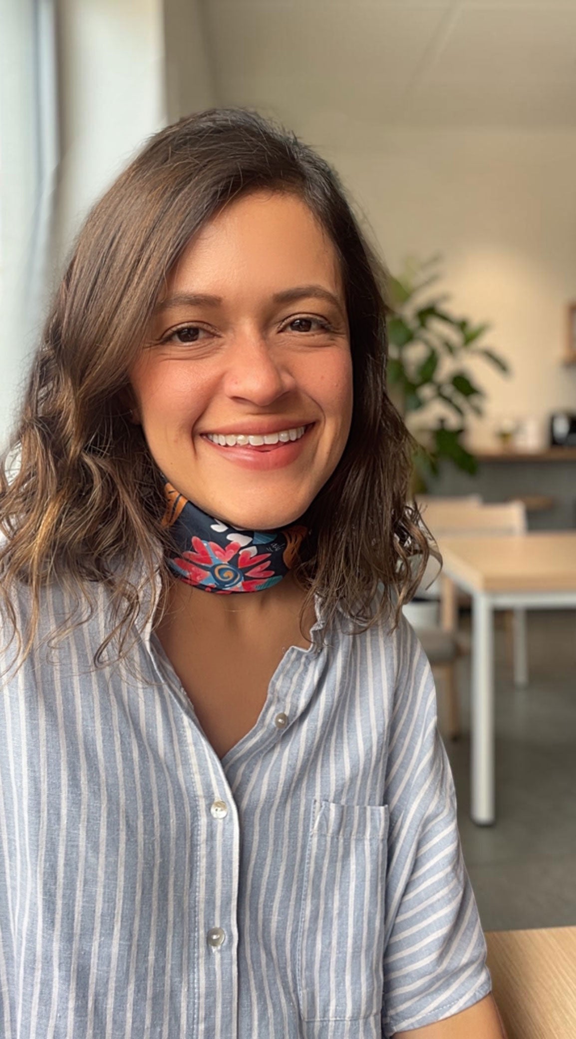 pañoleta Ailé floral al cuello, accesorio con diseño colombiano, pañoleta floral cuello Colombia, pañuelo cuello diseño colombiano, accesorio pañoleta versátil floral, accesorio cuello estampado botánico, pañoleta para el cuello moda, accesorio anudado cuello floral, pañoleta multiusos elegante, pañoleta floral diseño colombiano comprar online, regalo pañoleta elegante colombiana, accesorio moda regalo mujer Colombia, Colombian floral neck scarf,navy floral,silk scarf Colombia,Colombian scarf accessory gift