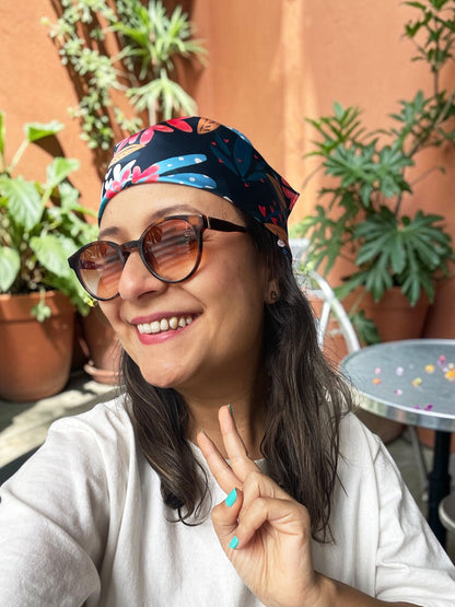 Mujer usando pañoleta Ailé floral en la cabeza, accesorio con diseño colombiano en interior, pañuelo para el pelo diseño colombiano, turbante pañoleta floral colombiana, accesorio cabello flores Colombia, pañoleta para el cabello moda,cómo amarrar pañoleta cabeza,accesorio cabeza multiusos floral, Colombian floral head scarf
navy floral hair scarf Colombia, protección solar para el cabello, ailé.
