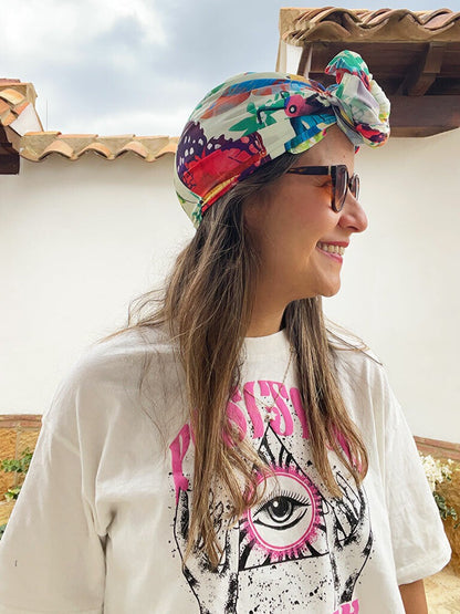 Accesorios ilustrados para el cabello mujer, mariposas de Colombia entre ramas tropicales y biodiversidad — regalo colombiano fauna silvestre, souvenir mariposas Colombia, regalo sostenible, recuerdo de viaje original, souvenir mariposas Colombia, regalo mariposas tropicales, regalo original mujer pañoleta Colombia, pañoleta regalo navidad colombiana, pañoleta larga ilustrada Colombia, detalle empresarial pañoleta Colombia, Colombian illustrated scarf, pañoletas de moda con ilustraciones. Ailé