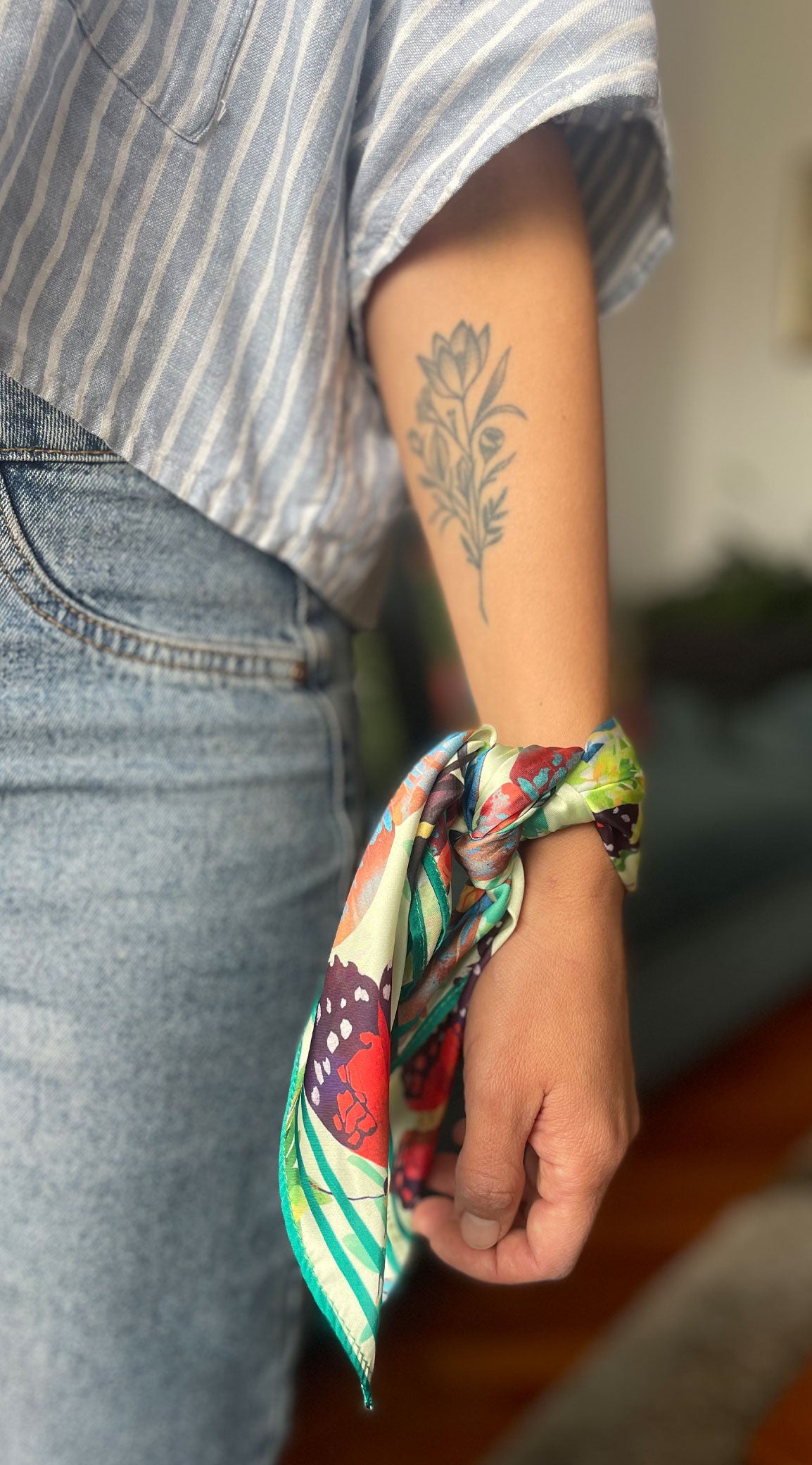 Pañuelo Ailé anudado en muñeca sobre outfit casual, estampado geométrico tropical colombiano, pañuelo tropical Colombia,twilly diseño colombiano
pañuelo para muñeca Colombia,foulard estampado tropical, accesorio pañuelo casual colombiano, pañuelo para muñeca casual, accesorio anudado muñeca diseño, pañuelo multiusos moda colombiana, pañuelo para outfit diario.ailé

