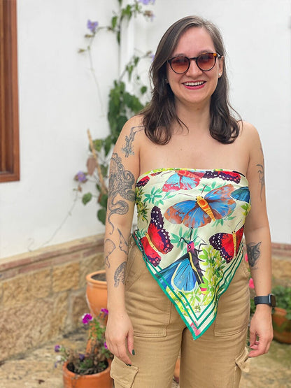 Pañoleta amarrada como blusa mujer inspirado en las mariposas tropicales de Colombia, colección biodiversidad Ailé, Colombian butterfly gift, Morpho butterfly Colombia souvenir,  regalo accesorio colombiano ilustrado, accesorio con identidad colombiana, pañoleta playera colombiana, pañoleta amarrada como blusa mujer, complementos de moda para viajeras colombia, Colombia souvenir bandana illustrated, pañoleta decorativa Colombia, bandanas de tela reciclada de plástico, pañoleta accesorio moda Colombia. Ailé