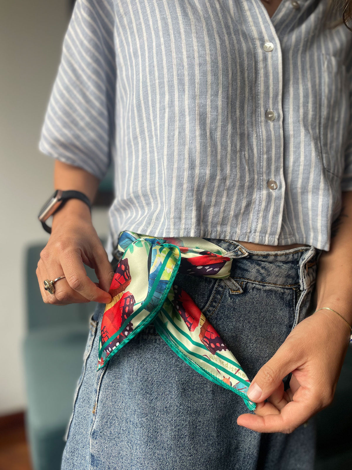  pañuelo Ailé como cinturón, estampado geométrico tropical colombiano, pañuelo como cinturón Colombia, accesorio cintura pañuelo colombiano, pañuelo multiusos cintura moda, twilly como cinturón estilo, pañuelo anudado cintura colorido, accesorio jeans pañuelo tropical, pañuelo estilo casual cintura, cómo usar pañuelo como cinturón,
pañuelo multiusos comprar Colombia, accesorio versátil pañuelo moda, scarf as belt styling, versatile scarf Colombian design, tropical scarf belt accessory, Ailé.


