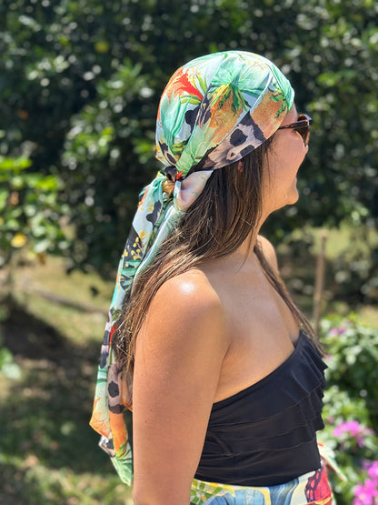 Estilo gitano con pañoleta de tela reciclada diseño oso andino, habita en los páramos, bromelias y frailejones, flora de páramo, regalo corporativo pañoleta colombiana, pañoleta cuello fauna colombiana, souvenir Colombia accesorio viaje pañoleta, pañoleta cabeza Colombia, pañoleta mediana ilustrada Colombia, regalo pañoleta colombiana original, pañoleta multiusos ilustrada. Ailé