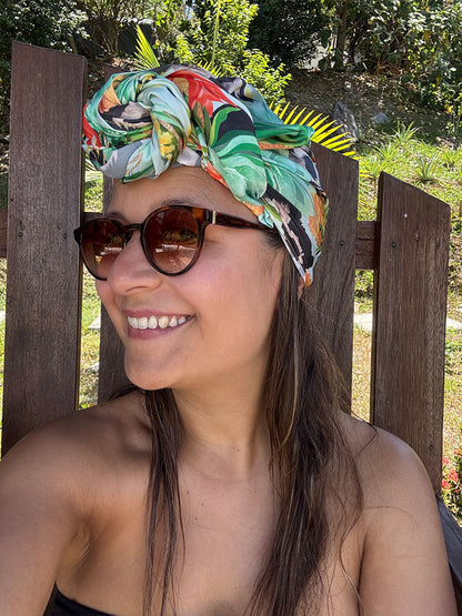 pañoleta en la cabeza tipo turbante mujer, oso de anteojos Colombia, oso andino colombiano, páramo colombiano ilustrado, frailejones Colombia, regalo accesorio colombiano ilustrado, accesorio con identidad colombiana, pañoleta playera colombiana, pañoleta amarrada como blusa mujer, complementos de moda para viajeras colombia, Colombia souvenir bandana illustrated. Ailé