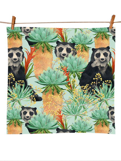 Pañoleta colombiana oso de anteojos 100% ilustrada, guardián del páramo, naturaleza, bosque, heliconias, frailejones  y biodiversidad, regalo Día de la Madre pañoleta Colombia, pañoleta grande ilustrada Colombia , pañoleta regalo mujer Colombia, pañoleta regalo Amor y Amistad Colombia, pañoleta cabello Colombia, pañoletas cuadradas grandes para hacer top souvenir Colombia pañoleta turista. Ailé