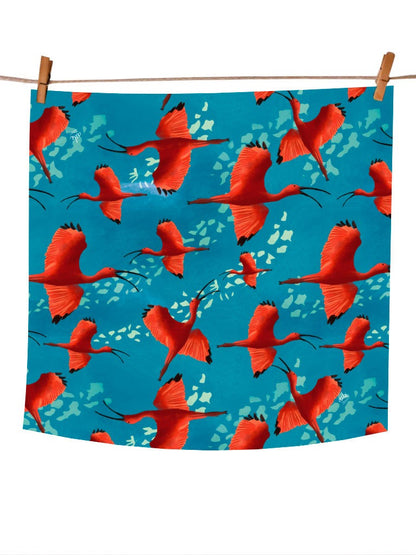 Pañoleta pequeña colombiana con diseño corocora roja, muy reconocida en los Llanos Orientales de Colombia y muy buscada por amantes de las aves, regalo Día de la Madre pañoleta Colombia, pañoleta grande ilustrada Colombia , pañoleta regalo mujer Colombia, pañoleta regalo Amor y Amistad Colombia, pañoleta cabello Colombia, pañoletas cuadradas grandes para hacer top souvenir Colombia pañoleta turista, regalo original mujer pañoleta Colombia, pañoleta regalo navidad colombiana. Ailé
