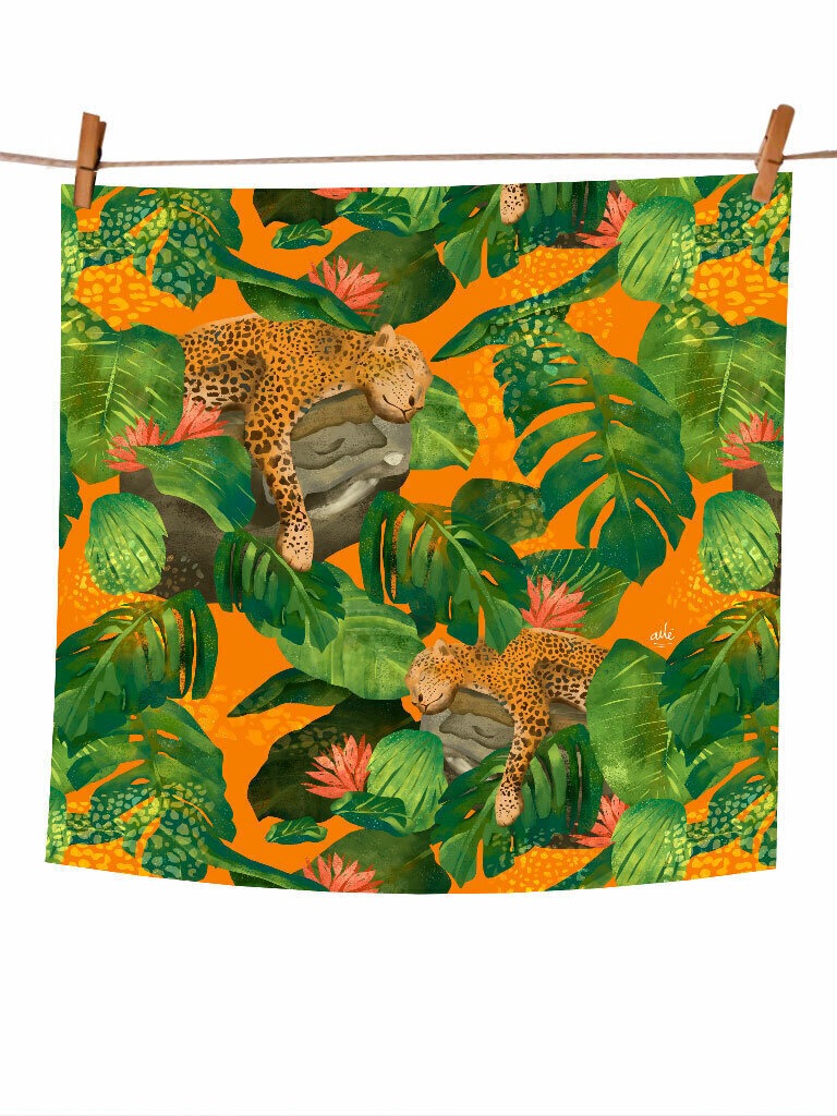 Pañoleta pequeña ilustrado con jaguar y selva tropical colombiana, jaguar colombiano, diseño tropical colombiano, estampado selva Colombia, jaguar Colombia souvenir, regalo Día de la Madre pañoleta Colombia, pañoleta grande ilustrada Colombia , pañoleta regalo mujer Colombia, pañoleta regalo Amor y Amistad Colombia, pañoleta cabello Colombia, pañoletas cuadradas grandes para hacer top souvenir Colombia pañoleta turista. Ailé