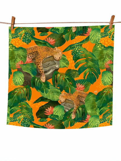 Pañoleta pequeña ilustrado con jaguar y selva tropical colombiana, jaguar colombiano, diseño tropical colombiano, estampado selva Colombia, jaguar Colombia souvenir, regalo Día de la Madre pañoleta Colombia, pañoleta grande ilustrada Colombia , pañoleta regalo mujer Colombia, pañoleta regalo Amor y Amistad Colombia, pañoleta cabello Colombia, pañoletas cuadradas grandes para hacer top souvenir Colombia pañoleta turista. Ailé