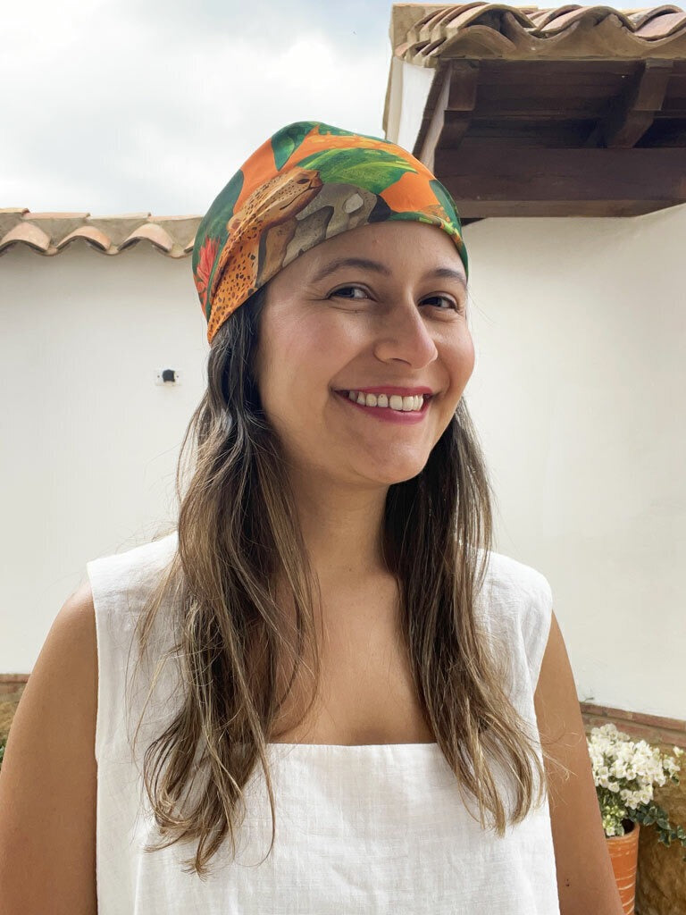 pañoleta pirata con estampados de jaguares colombianos entre hojas tropicales en naranja y verde, regalo original mujer pañoleta Colombia, pañoleta regalo navidad colombiana, pañoleta larga ilustrada Colombia, detalle empresarial pañoleta Colombia, Colombian illustrated scarf, pañoletas de moda con ilustraciones, pañoleta cuello colombian, pañoleta bolso accesorio Colombia, Colombia design scarf accessory, regalo corporativo pañoleta colombiana, pañoleta cuello fauna colombiana. Ailé
