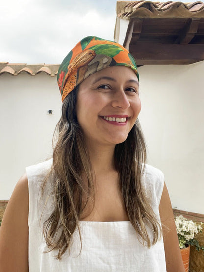 pañoleta pirata con estampados de jaguares colombianos entre hojas tropicales en naranja y verde, regalo original mujer pañoleta Colombia, pañoleta regalo navidad colombiana, pañoleta larga ilustrada Colombia, detalle empresarial pañoleta Colombia, Colombian illustrated scarf, pañoletas de moda con ilustraciones, pañoleta cuello colombian, pañoleta bolso accesorio Colombia, Colombia design scarf accessory, regalo corporativo pañoleta colombiana, pañoleta cuello fauna colombiana. Ailé