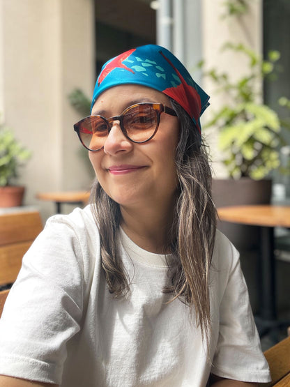 pañuelo Corocora Ailé en la cabeza, accesorio de fauna colombiana, pañuelo corocora cabeza Colombia,turbante, pañuelo corocora, accesorio cabello fauna llanera, bandana corocora colombiana, pañuelo corocora cabeza turquesa, accesorio cabello aves rojas estampado, pañuelo para el cabello corocora, accesorio cabeza multiusos fauna, pañuelo casual estilo diario, regalo pañuelo corocora cabello, accesorio moda fauna llanera regalo, pañuelo fauna colombiana comprar online, Colombian scarlet ibis head scarf.ailé
