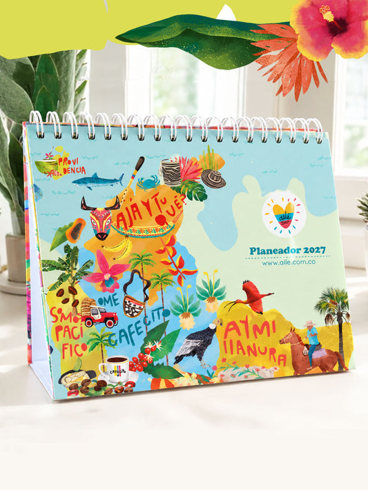 Planeador de escritorio "Planeador 2027" con ilustración de mapa de Colombia por regiones — Caribe, zona cafetera, Pacífico y Llanos Orientales. Diseño original Ailé tipo caballete con espiral, ideal para organizar el año con identidad colombiana, regalo de fin de año con propósito o pieza decorativa de escritorio. 
"Planeador de escritorio 2027 ilustrado con mapa de regiones de Colombia" ilustrado con un mapa de Colombia por regiones. Aile 