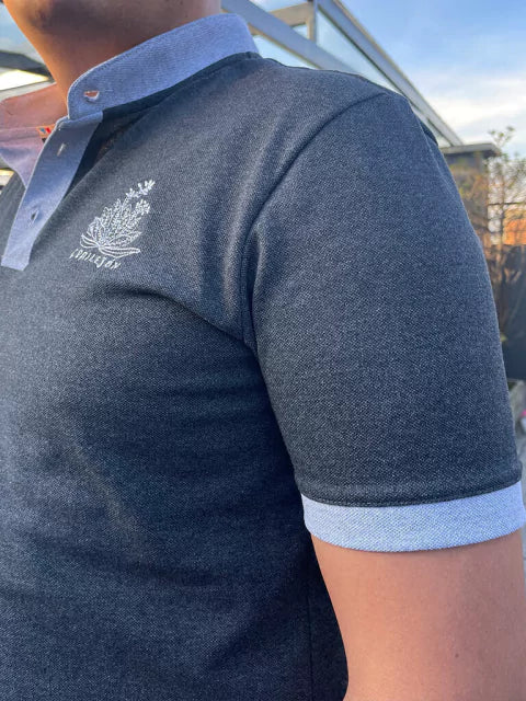 Polo gris Ailé con frailejón bordado, diseño icónico del páramo colombiano, polo hombre colombiano, polo bordado frailejón, polo algodón diseño colombiano, ropa hombre inspirada en Colombia, Colombian embroidered polo shirt men, dónde comprar polo bordado colombiano, polo casual bordado Colombia. Ailé
