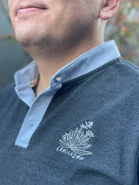 Detalle de frailejón bordado en polo Ailé, diseño Matu Frailejón, frailejón bordado ropa, ropa páramo colombiano
diseño frailejón Colombia, frailejón símbolo andino, ropa hombre diseño andino comprar,  handmade Colombian menswear gift, ropa inspirada en el páramo. Ailé