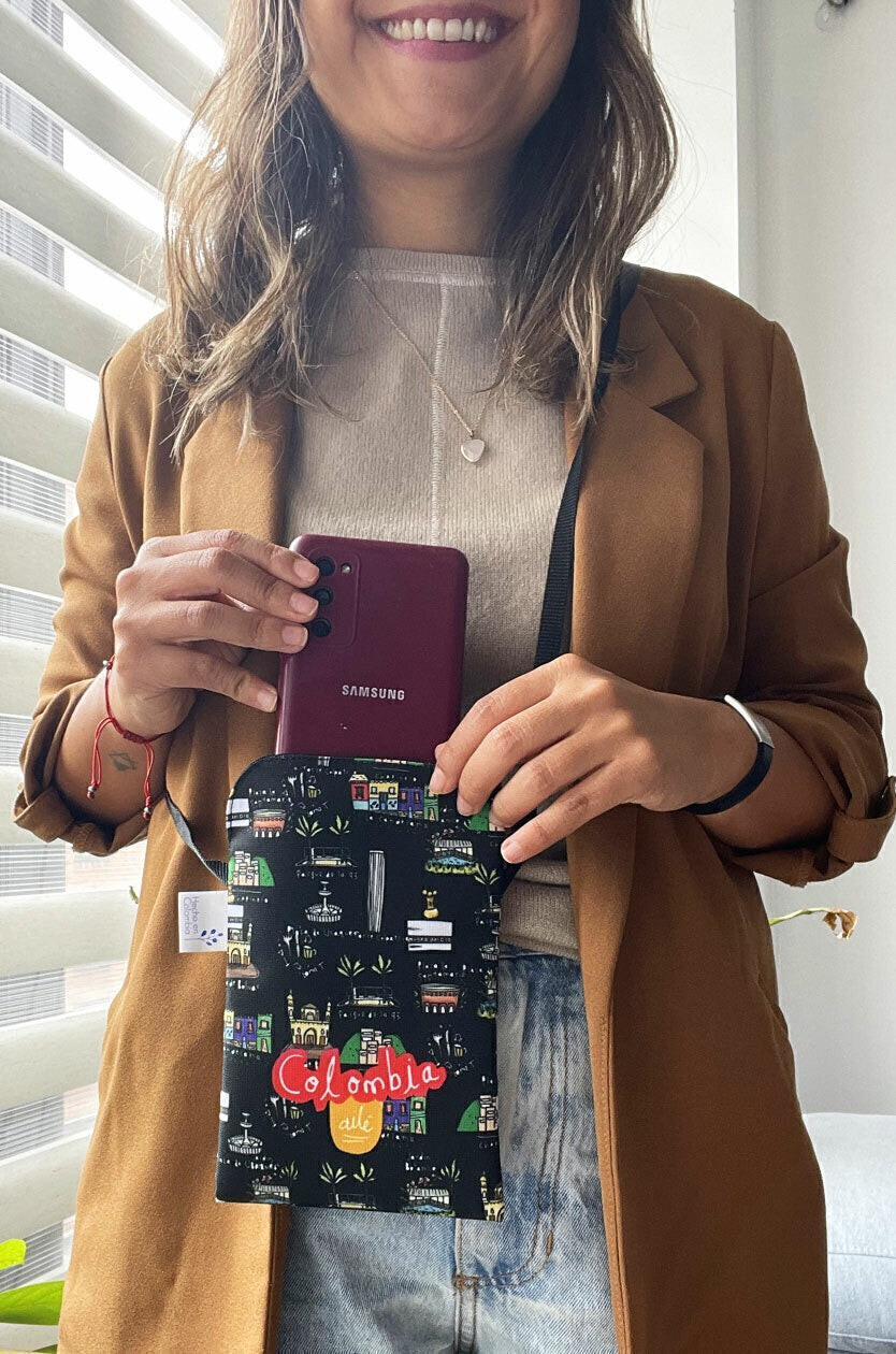 Portacelular/ Portagafas ilustrado, con el centro histórico, barrios de Bogotá, historia y escena bogotana — souvenir de Bogotá, hecho en Colombia, regalo para extranjeros, cultura Bogotana, regalo sostenible, souvenir Bogotá lugares turísticos, regalo Linda Bogotá, Monserrate Bogotá souvenir, Museo del Oro Colombia regalo, La Candelaria Bogotá souvenir, íconos arquitectónicos Bogotá, souvenir y regalo turístico de la capital colombiana, accesorio biodiversidad colombiana, sustainable Colombia. Aile