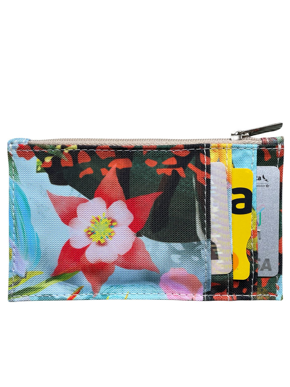 Monedero ecológico ilustrado "Colombia Mágica" con campesino colombiano entre flores tropicales, bosque alto andino, bromelias, heliconias, rana y orquídeas, souvenir Colombia accesorio cartera, regalo Día de la Madre monedero Colombia, portadocumentos regalo colombiano, portadocumentos colombiano ilustrado,  monedero regalo Amor y Amistad colombiano, monedero ilustrado Colombia, regalo navideño ecológico monedero Colombia, Colombian illustrated wallet pouch. Ailé