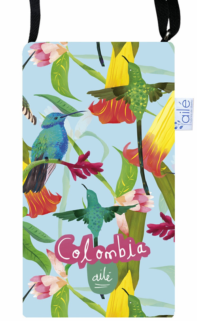 Portagafas/ portacelular impermeable, ilustración "Colibrí Azul Colombia" — fondo celeste con colibríes en verde esmeralda, azul y amarillo, entre flores tropicales rojas y rosas. El colibrí es uno de los símbolos más icónicos de la biodiversidad colombiana, portagafas con diseño original, porta celular ecológico ilustrado Colombia, regalo ecológico Día de la Madre colombiano, accesorio biodiversidad colombiana, portagafas diseño naturaleza Colombia, detalle original Amor y Amistad Colombia.Aile