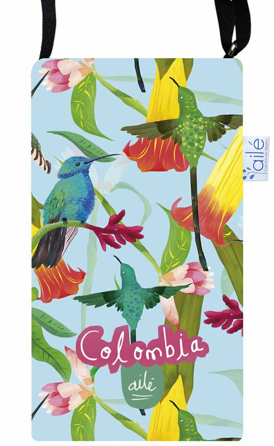 Portagafas/ portacelular impermeable, ilustración "Colibrí Azul Colombia" — fondo celeste con colibríes en verde esmeralda, azul y amarillo, entre flores tropicales rojas y rosas. El colibrí es uno de los símbolos más icónicos de la biodiversidad colombiana, portagafas con diseño original, porta celular ecológico ilustrado Colombia, regalo ecológico Día de la Madre colombiano, accesorio biodiversidad colombiana, portagafas diseño naturaleza Colombia, detalle original Amor y Amistad Colombia.Aile