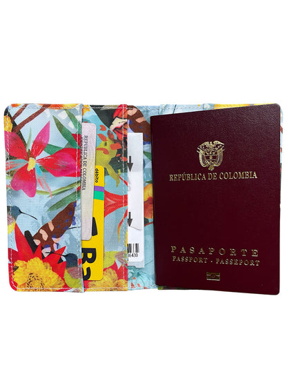 Porta pasaporte tela reciclada impermeable con diseño del campesino colombiano con sombrero  y ruana, naturaleza, fauna, biodiversidad colombiana con sombrero entre flora tropical exuberante — flores rojas, amarillas y azules, diseño cubierta pasaporte Colombia ecológica, regalo Amor y Amistad viajero Colombia, portapasaporte regalo corporativo Colombia, Colombian art passport holde, detalle empresarial viaje Colombia ecológico, regalo despedida Colombia portapasaporte, portapasaporte regalo viajero. Ailé