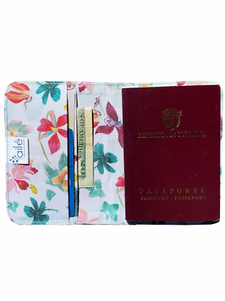 Porta pasaporte tela reciclada impermeable con diseño de orquídeas de Colombia - Flor emblemática en tonos rosas y verdes cubierta pasaporte Colombia ecológica, regalo Amor y Amistad viajero Colombia, portapasaporte regalo corporativo Colombia, Colombian art passport holde, detalle empresarial viaje Colombia ecológico, regalo despedida Colombia portapasaporte, portapasaporte regalo viajero Colombia, portapasaporte sostenible fauna colombiana ilustrada, comprar portapasaporte colombiano ecológico. Ailé