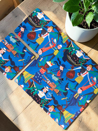Portavasos de resina con ilustración de gente colombiana típica en azul — campesinos, "Mánoooo" café, arpa, cumbia, traje típico, campesina portavasos ilustrados colombia, portavasos diseño colombiano, portavasos colombianos, decoración hogar, set de portavasos colombianos, portavasos de resina, set portavasos con madera, portavasos fauna y flora colombiana, portavasos lugares de colombia, portavasos típicos de colombia, recuerdo colombiano portavasos, regalos típicos de colombia portavasos. Ailé