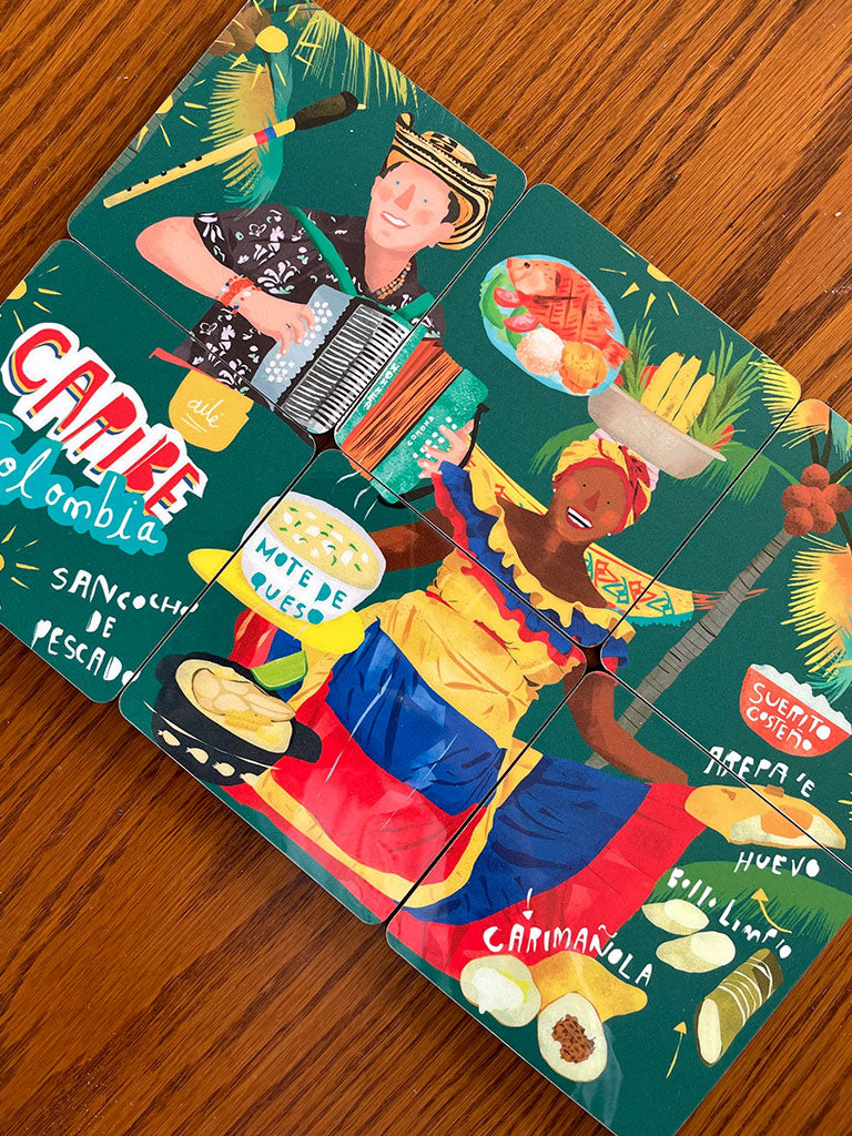Set de 6 portavasos  ilustrado fondo verde oscuro con toda la riqueza del Caribe colombiano — palenquera con traje tricolor bailando en el centro, acordeonero vallenato, Egidio cuadrado, gaita, gastronomía caribeña ilustrada con nombres: "Mote de queso", "Sancocho de pescado", "Patacón", "Carimañola", frutas tropicales, iguana, "suero costeño", "arepa de huevo". Recuerdo de la costa,  portavasos ilustrados colombia, portavasos diseño colombiano, portavasos colombianos, decoración hogar, set portavasos. Ailé