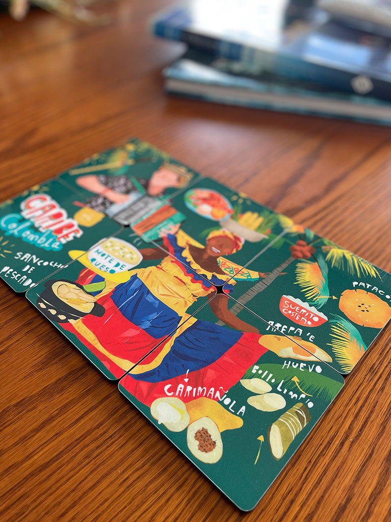 Portavasos con diseño con ilustración del Caribe colombiano — palenquera, vallenato y comida típica costeña, portavasos de resina, set portavasos con madera, portavasos fauna y flora colombiana, portavasos lugares de colombia, portavasos típicos de colombia, recuerdo colombiano portavasos, regalos típicos de colombia portavasos, portavasos artesanales, decoración de mesa comedor estilo colombiano, set mesa colombiana, posavasos colombianos, apoyavasos de diseño colombiano,artesanía moderna colombiana. Ailé