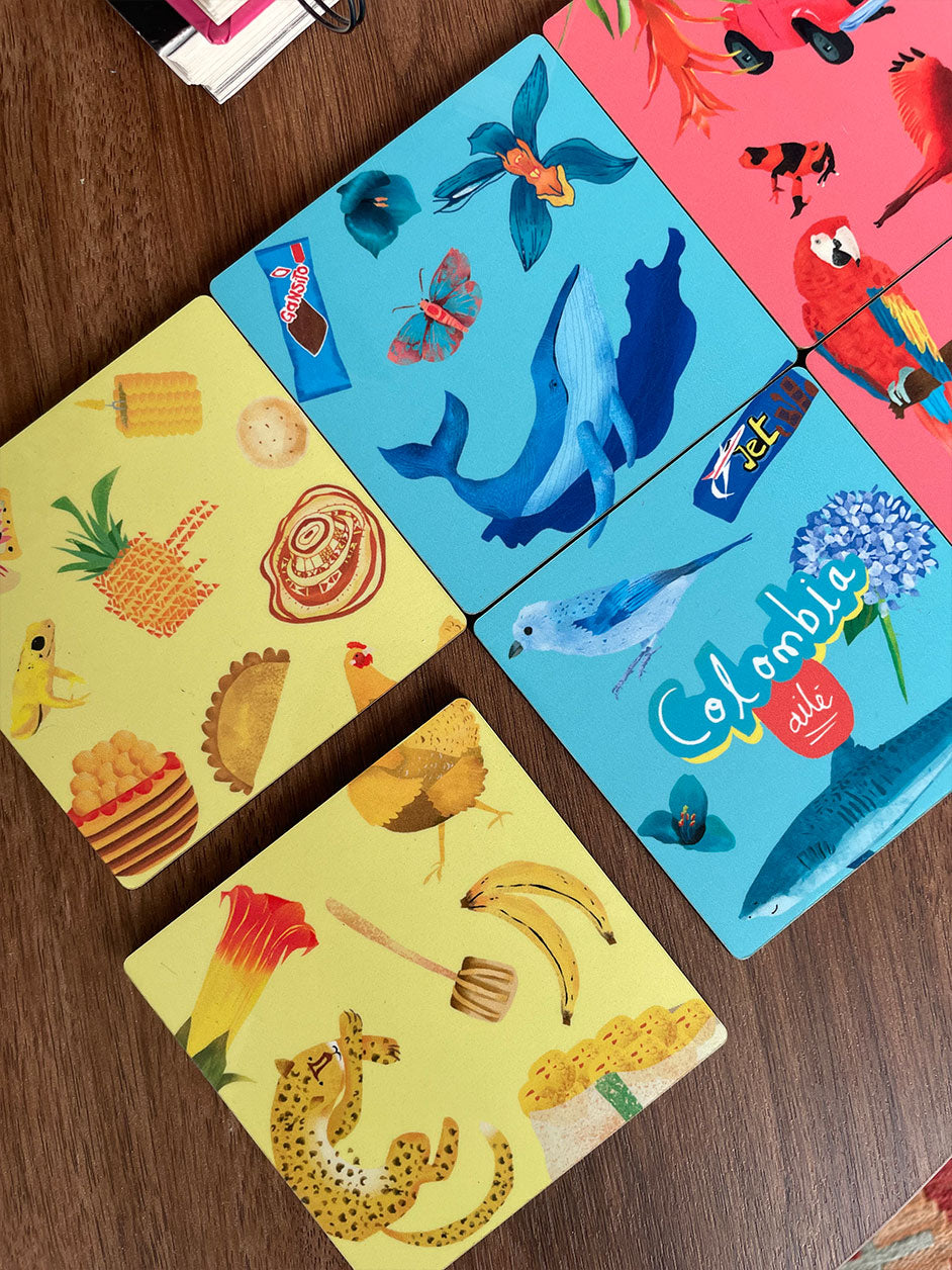 Set de portavasos con ilustración , ilustrada con símbolos colombianos en ambiente tropical — empanada, mazorca, café, gansito y jet - decoración kit de regalo colombiano, íconos colombianos ilustrados, regalo para colombianos en el exterior,Colombian icons gift, regalos típicos de colombia portavasos, portavasos artesanales, decoración de mesa comedor estilo colombiano, set mesa colombiana, posavasos colombianos.aile