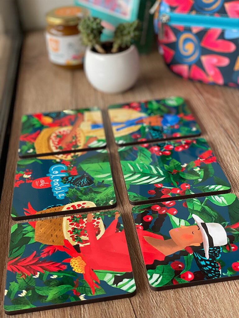 Set de 6 portavasos, ilustrado con caficultor y cosecha de café del Eje Cafetero colombiano, Paisaje Cultural Cafetero UNESCO, recuerdo paisaje cafetero,portavasos ilustrados colombia, portavasos diseño colombiano, portavasos colombianos, decoración hogar, set de portavasos colombianos, portavasos de resina, set portavasos con madera.aile