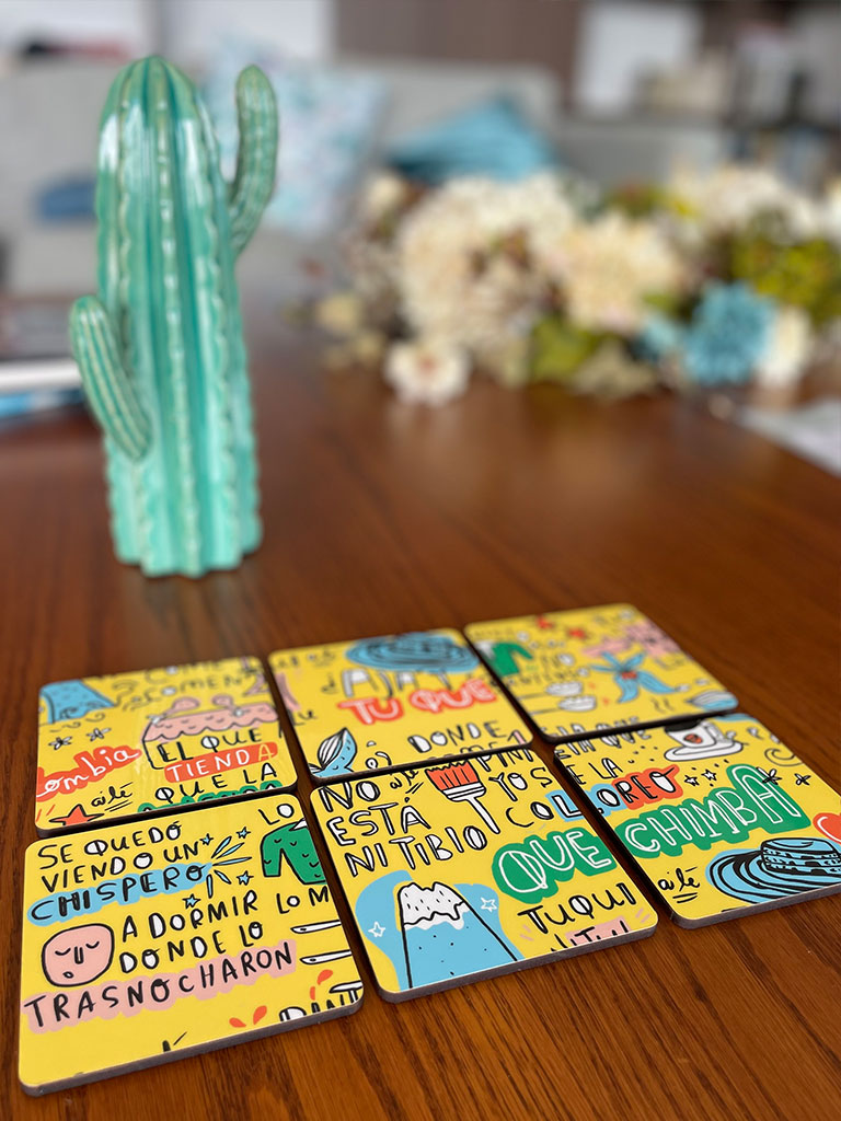 Set de portavasos con ilustración  ilustrado con frases típicas colombianas — "Que chimba", dichos y humor colombiano, dormir donde lo trasnocharon, diseño de portavasos inspirados en la gastronomía colombiana, decorar tu mesa, regalos ejecutivos portavasos colombianos, hecho en colombia, regalo cultura colombiana, regalo típico colombiano, souvenir colombiano. Ailé
