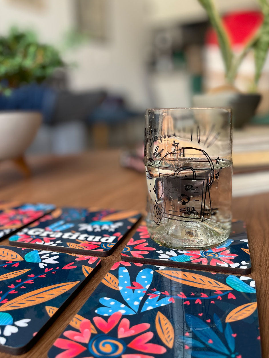 Set de portavasos con ilustración de flores en forma de corazón, buena vibra, gracias - Flor emblemática en tonos rosas y azul, regalos típicos de colombia portavasos, portavasos artesanales, decoración de mesa comedor estilo colombiano, set mesa colombiana, posavasos colombianos, apoyavasos de diseño colombiano,artesanía moderna colombiana, diseño de portavasos inspirados en la gastronomía colombiana, decorar tu mesa, regalos ejecutivos portavasos colombianos, hecho en colombia. Ailé