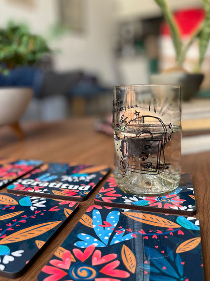 Set de portavasos con ilustración de flores en forma de corazón, buena vibra, gracias - Flor emblemática en tonos rosas y azul, regalos típicos de colombia portavasos, portavasos artesanales, decoración de mesa comedor estilo colombiano, set mesa colombiana, posavasos colombianos, apoyavasos de diseño colombiano,artesanía moderna colombiana, diseño de portavasos inspirados en la gastronomía colombiana, decorar tu mesa, regalos ejecutivos portavasos colombianos, hecho en colombia. Ailé